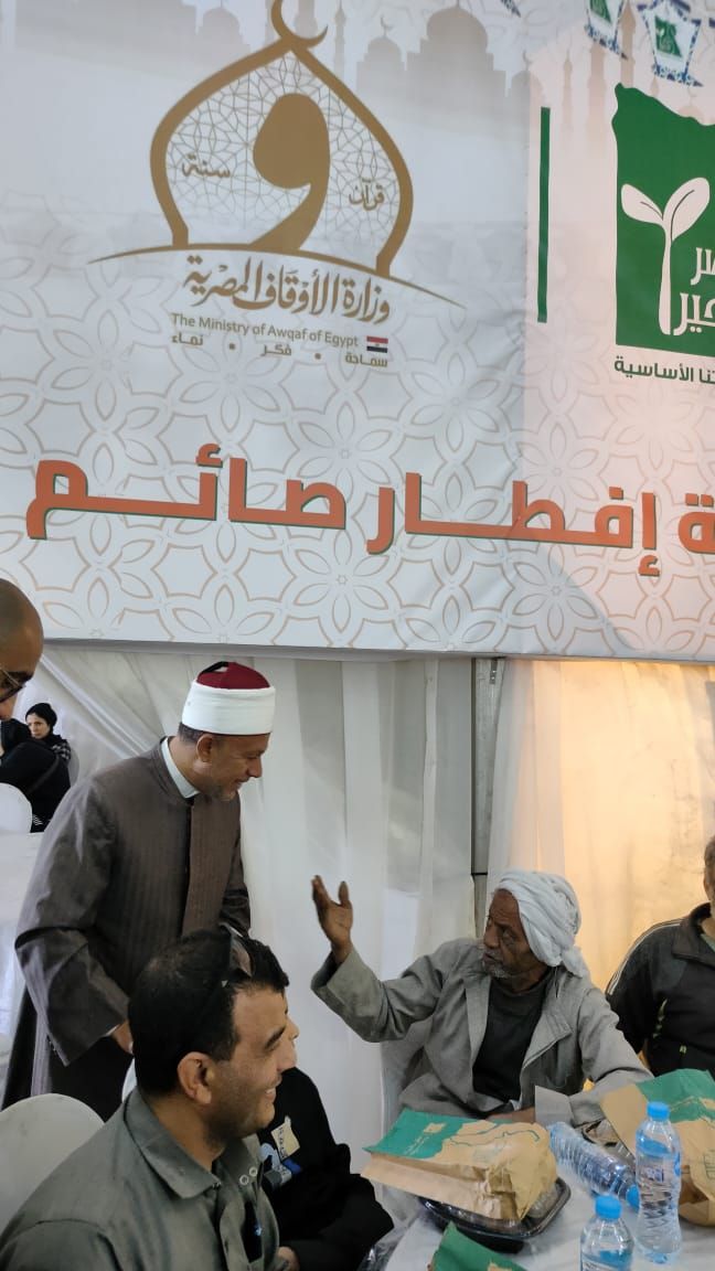 وكيل وزارة الأوقاف يتحدث مع احد المواطنين