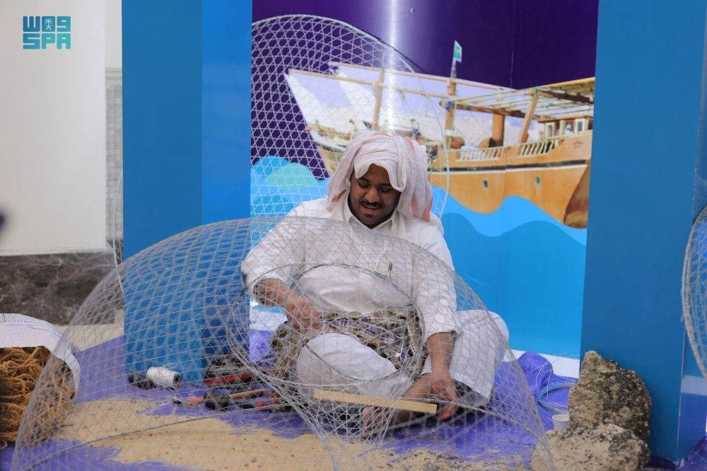 صناعة أقفاص صيد السمك وشباك الصيد ومهنة الغوص في الباحة - واس