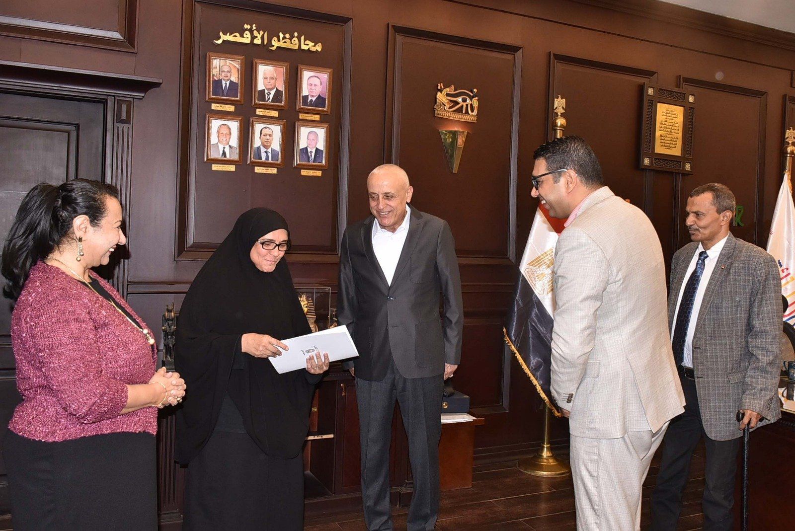 فرحة تكريم الأم المثالية علي مستوي المحافظة بعد قصة كفاح 33 سنة مع أسرتها