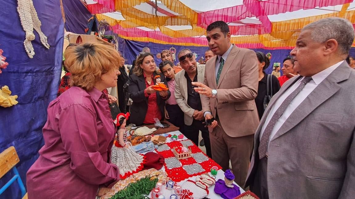 جولة نائب المحافظ ووكيل التعليم على المعرض الختام للإقتصاد المنزلى