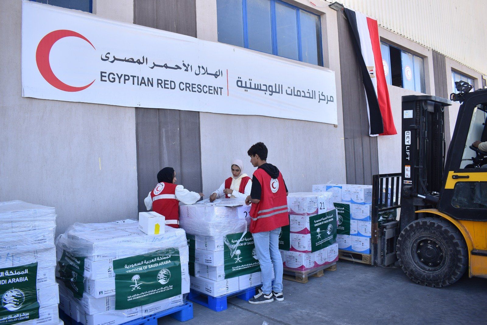 تجهيز المساعدات بالمخزن اللوجستى