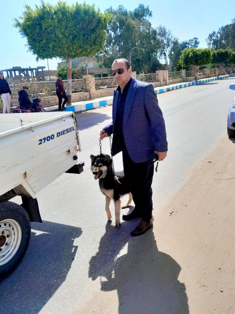 جانب من التحفظ علي كلب أمام أحد مدارس بني عبيد بالدقهلية