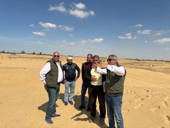 رئيس مركز بحوث الصحراء ونائبه يتفقدا مشاريع التنمية الزراعية
