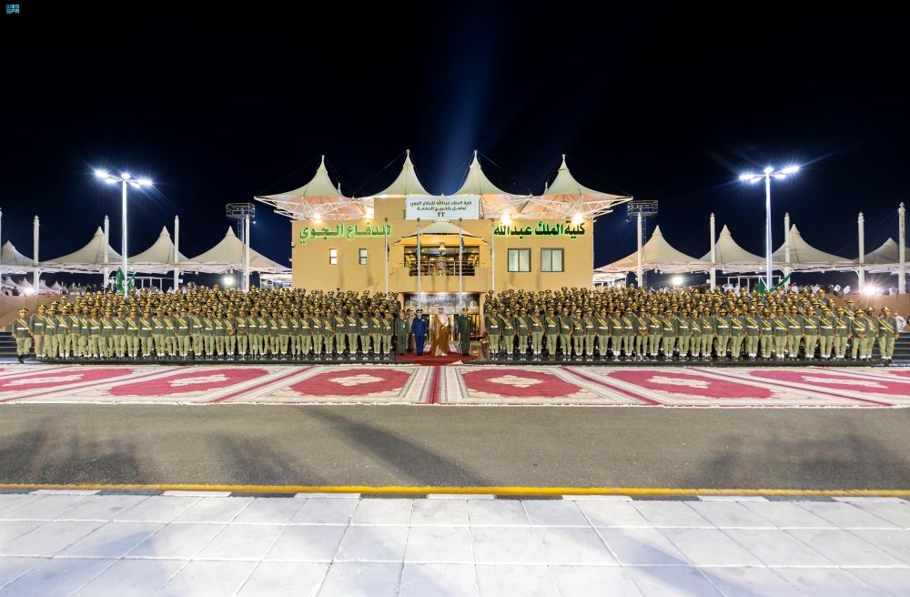 نائب وزير الدفاع يرعى حفل تخريج الدفعة 22 من طلبة الدفاع الجوي - واس
