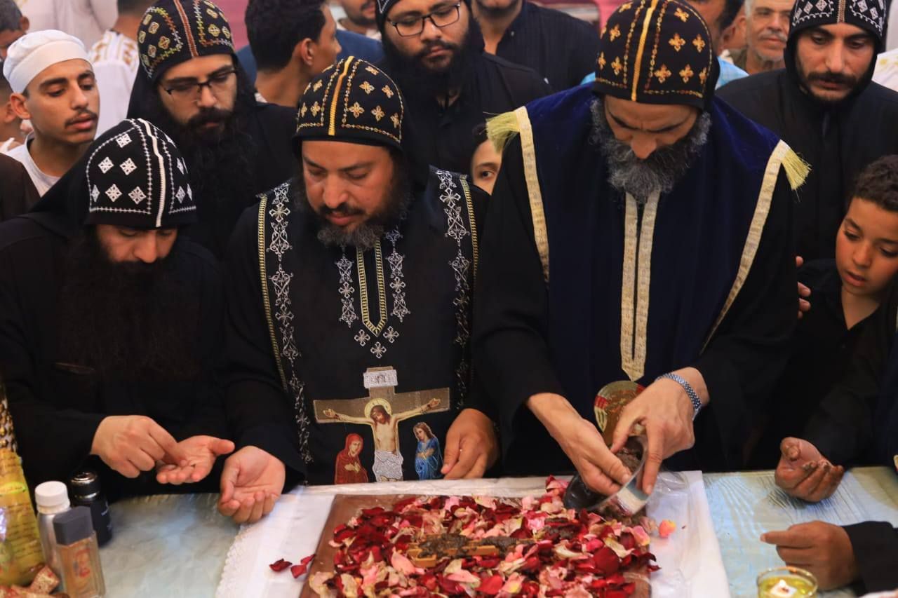 قداس الجمعة العظيمة بدير القديس الأنبا متاؤس الفاخوري بإسنا