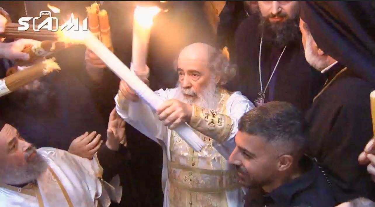 فيض النور المقدس من قبر المسيح في كنيسة القيامة في القدس