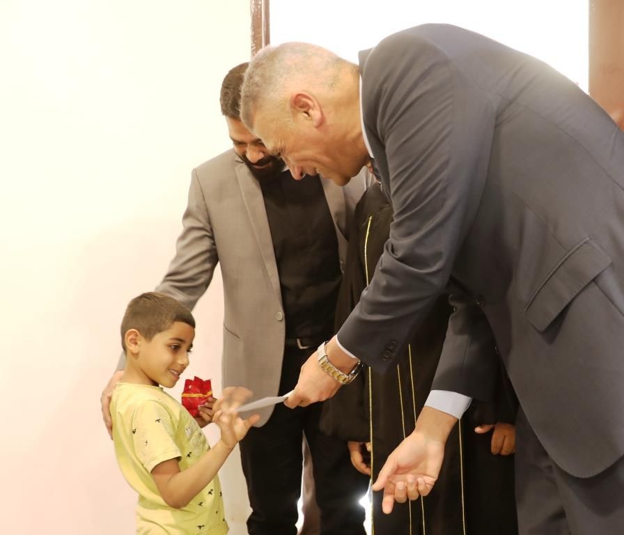 محافظ أسوان يوزع كروت تهنئة الرئيس فى عيد القيامة محافظ أسوان يوزع كروت تهنئة الرئيس فى عيد القيامة