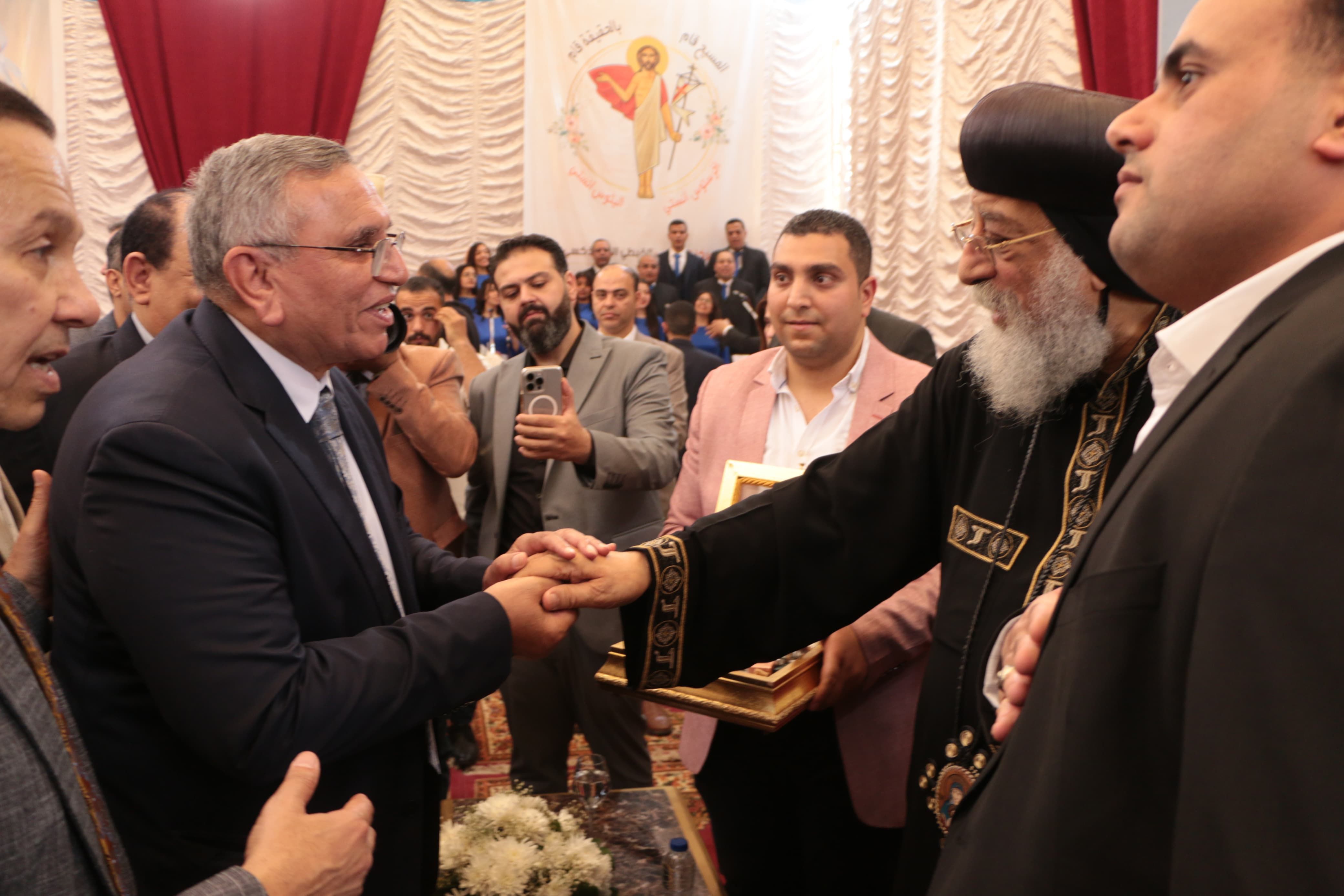 حزب الوفد يقدم التهنئة بعيد القيامة (4)