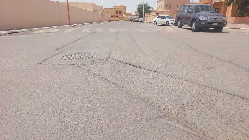البدء في رفع كفاءة طرق حي الزهور «أ - ب - ج» بقرية العليا - اليوم