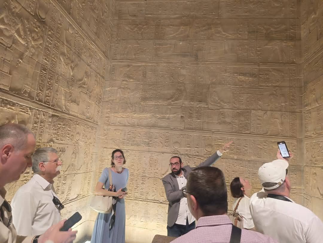 مدير آثار أسوان يقدم شرح للوفد الزائر