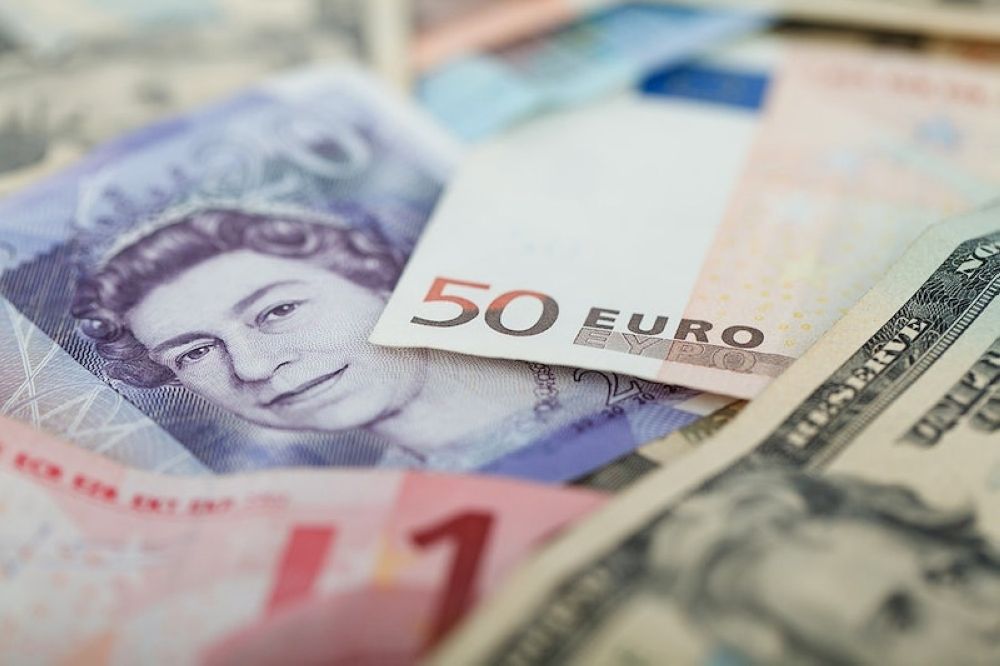 سعر الجنيه الإسترليني مقابل الدولار واليورو - مشاع إبداعي