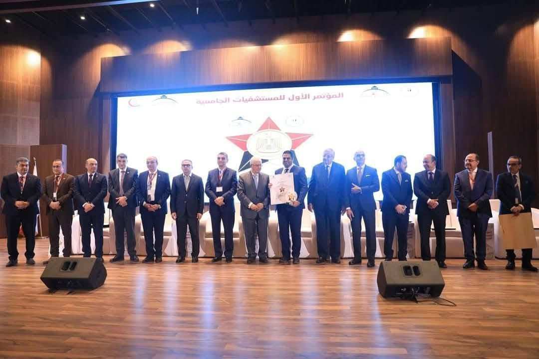 وفد جامعة سوهاج يتسلم الشهادة وفد جامعة سوهاج يتسلم الشهادة