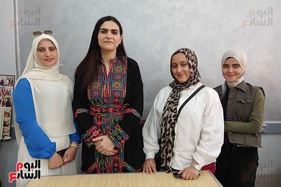 الدكتورة خلود السواح مع الطلاب الدكتورة خلود السواح مع الطلاب