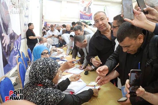 الكاتب الصحفى خالد صلاح يقوم بعملية التسجيل الكاتب الصحفى خالد صلاح يقوم بعملية التسجيل