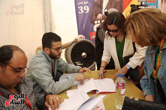 الكاتبة الصحفية علا الشافعى رئيس تحرير اليوم السابع تقوم بعملية التسجيل الكاتبة الصحفية علا الشافعى رئيس تحرير اليوم السابع تقوم بعملية التسجيل