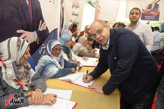 الكاتب الصحفى أكرم القصاص رئيس تحرير اليوم السابع يقوم بعملية التسجيل الكاتب الصحفى أكرم القصاص رئيس تحرير اليوم السابع يقوم بعملية التسجيل