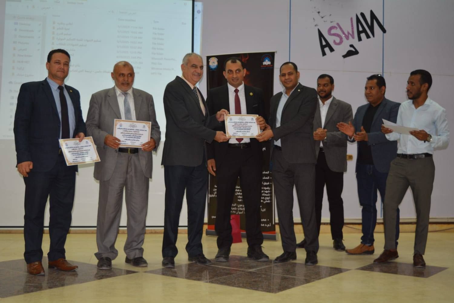 رئيس جامعة أسوان يكرم لجنة التحكيم رئيس جامعة أسوان يكرم لجنة التحكيم
