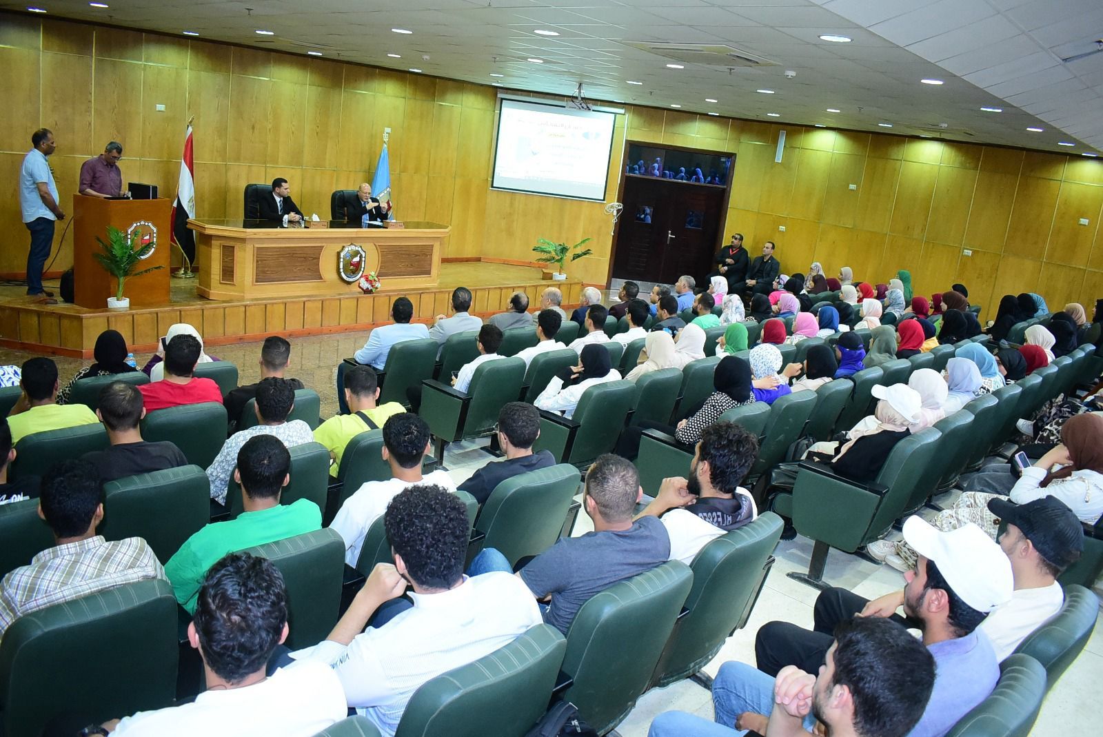 مشاركة فاعلة فى الندوة مشاركة فاعلة فى الندوة
