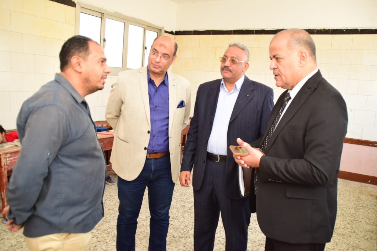 مناقشة مع مدير المدرسة مناقشة مع مدير المدرسة