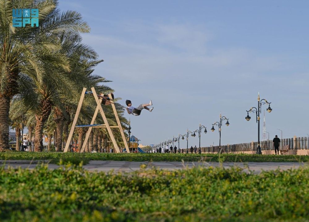 حدائق ومضامير عرعر تستقطب العائلات خلال الإجازة المطولة - واس