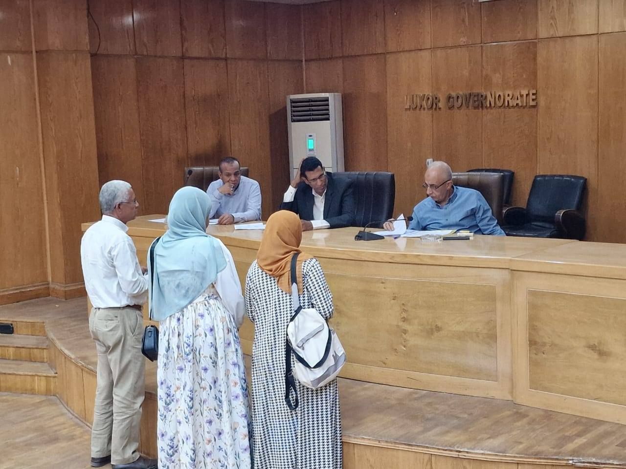 سكرتير الأقصر يبحث 31 شكوى وطلب في لقاء اليوم المفتوح مع المواطنين سكرتير الأقصر يبحث 31 شكوى وطلب في لقاء اليوم المفتوح مع المواطنين