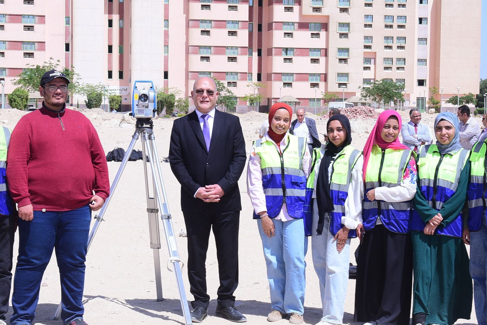 الطالبات مع رئيس الجامعة الطالبات مع رئيس الجامعة