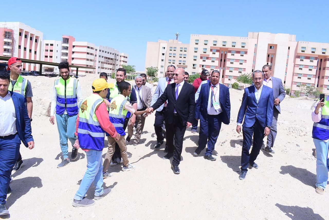 الطلاب يستقبلون رئيس الجامعة الطلاب يستقبلون رئيس الجامعة