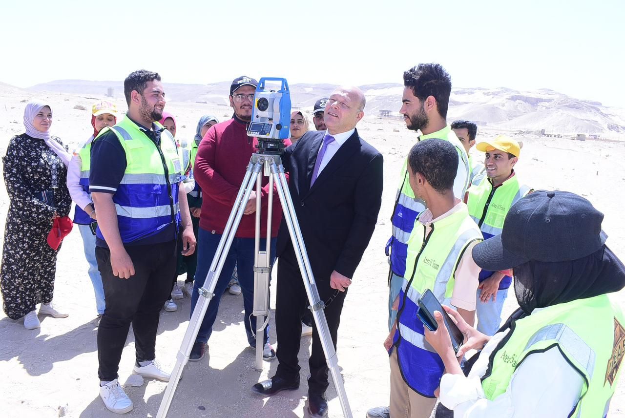 رئيس الجامعة بموقع العمل رئيس الجامعة بموقع العمل