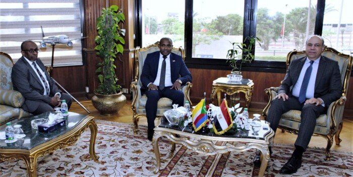الحفني يبحث مع وزير خارجية جزر القمر تشغيل خط جوى بين البلدين