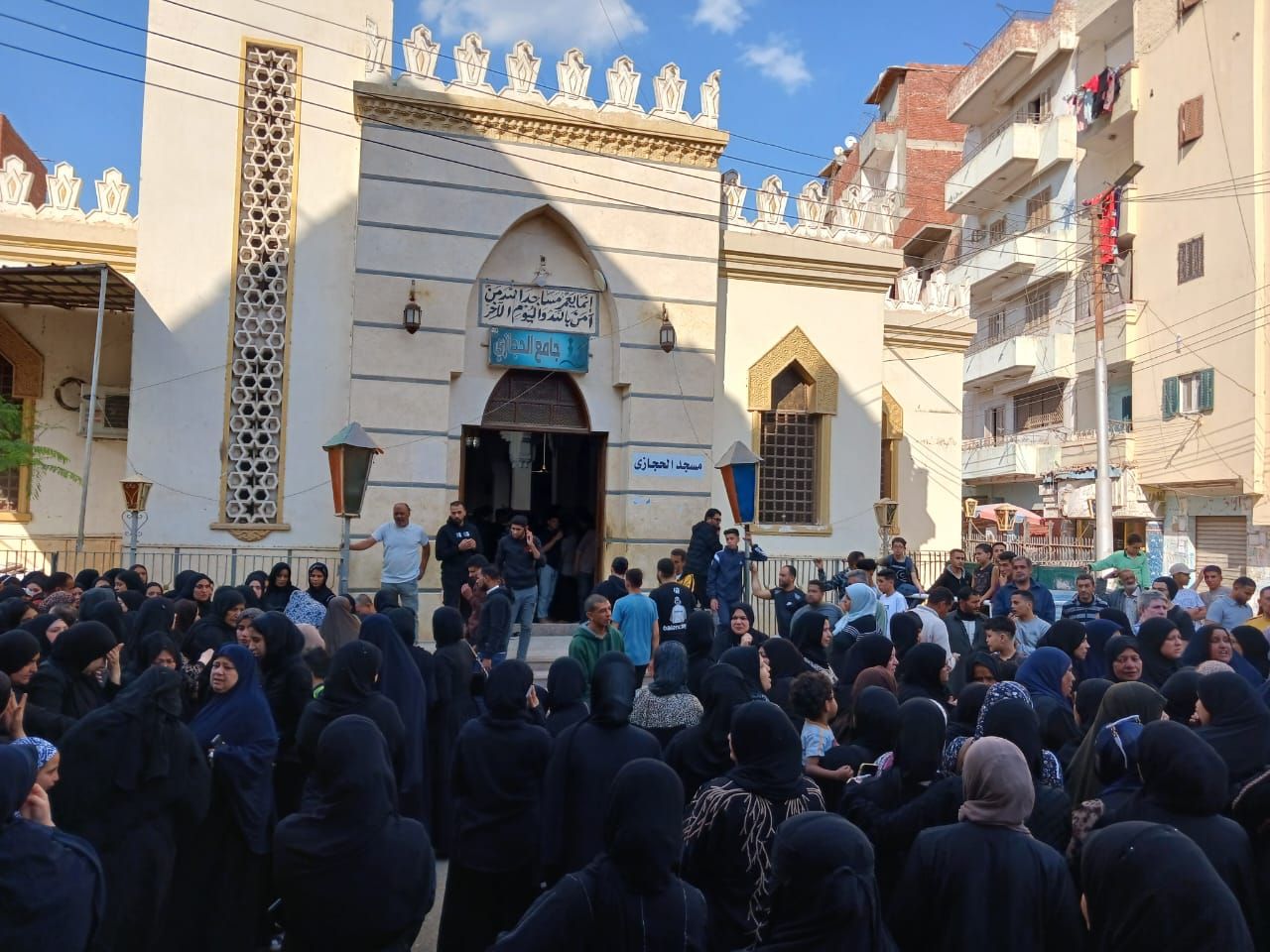 وصول جثمان طالبة كلية علوم الزقازيق للمسجد وصول جثمان طالبة كلية علوم الزقازيق للمسجد