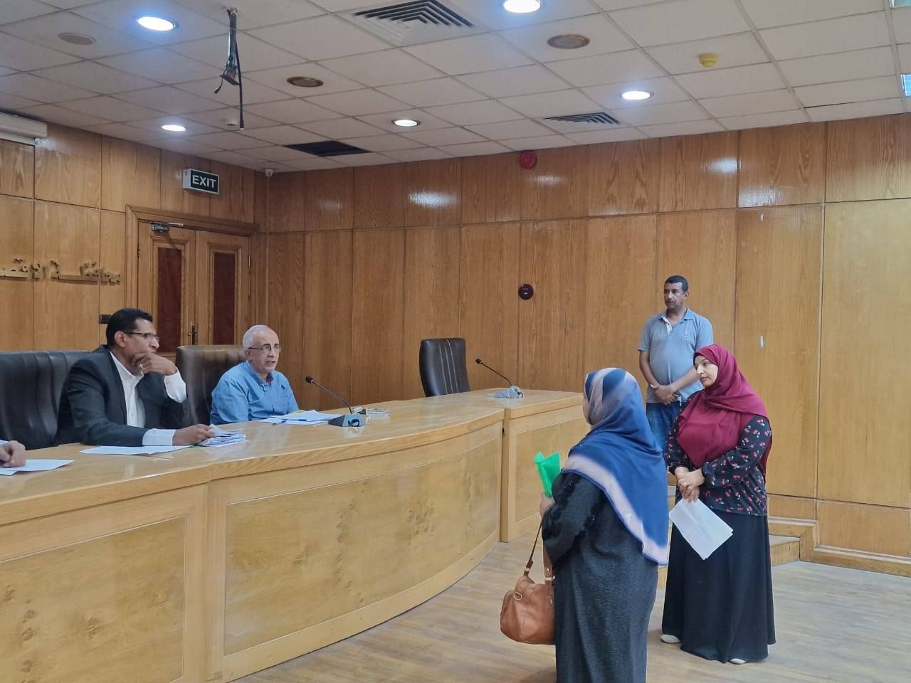 سكرتير عام الأقصر يبحث 31 شكوى وطلب في لقاء اليوم المفتوح سكرتير عام الأقصر يبحث 31 شكوى وطلب في لقاء اليوم المفتوح