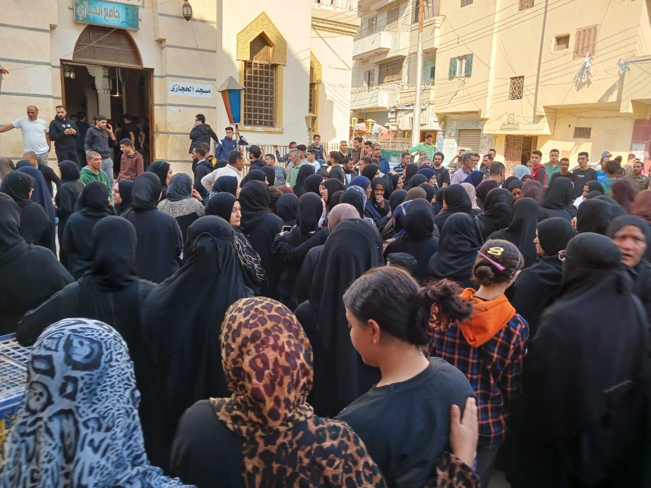 وصول جثمان طالبة كلية علوم الزقازيق إلى المسجد استعدادا لتشييع جنازتها وصول جثمان طالبة كلية علوم الزقازيق إلى المسجد استعدادا لتشييع جنازتها