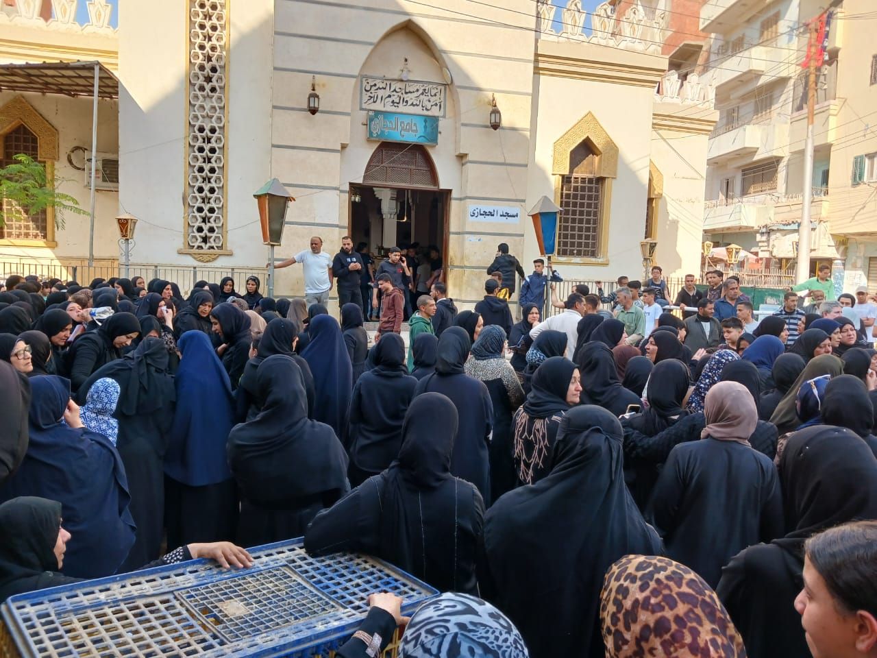 وصول جثمان طالبة كلية علوم الزقازيق إلى المسجد وصول جثمان طالبة كلية علوم الزقازيق إلى المسجد