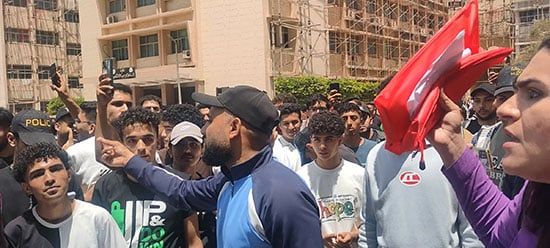 الطلاب-يطالبون-بمحاسبة-المسؤولين-عن-وفاة-زميلتهم الطلاب-يطالبون-بمحاسبة-المسؤولين-عن-وفاة-زميلتهم