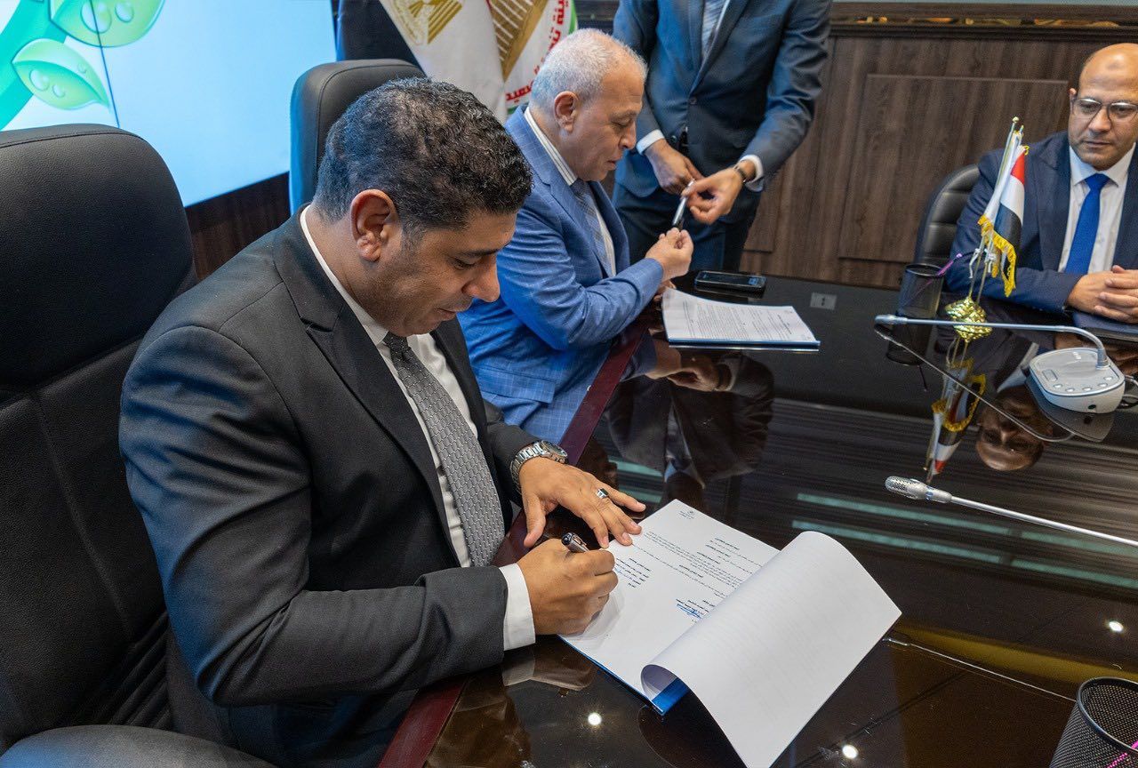 توقيع عقود تشغيل مجمع الصناعات لتجفيف الطماطم بقرية الكيمان توقيع عقود تشغيل مجمع الصناعات لتجفيف الطماطم بقرية الكيمان