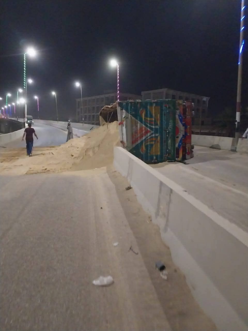 انقلاب شاحنة محملة بالرمال انقلاب شاحنة محملة بالرمال