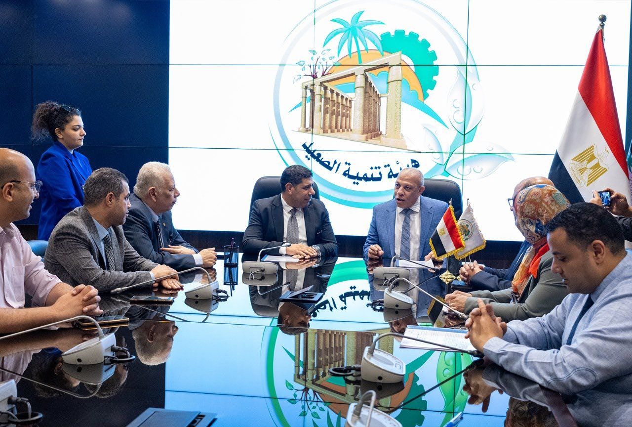 جلسة توقيع عقود تشغيل مجمع الصناعات لتجفيف الطماطم بقرية الكيمان جلسة توقيع عقود تشغيل مجمع الصناعات لتجفيف الطماطم بقرية الكيمان