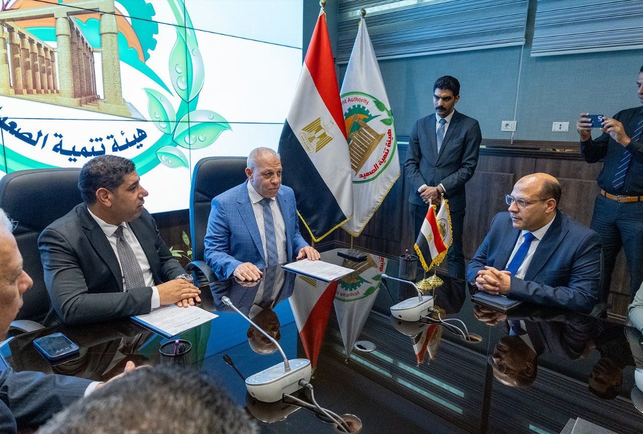 تنمية الصعيد توقع عقود تشغيل مجمع الصناعات لتجفيف الطماطم بقرية الكيمان تنمية الصعيد توقع عقود تشغيل مجمع الصناعات لتجفيف الطماطم بقرية الكيمان