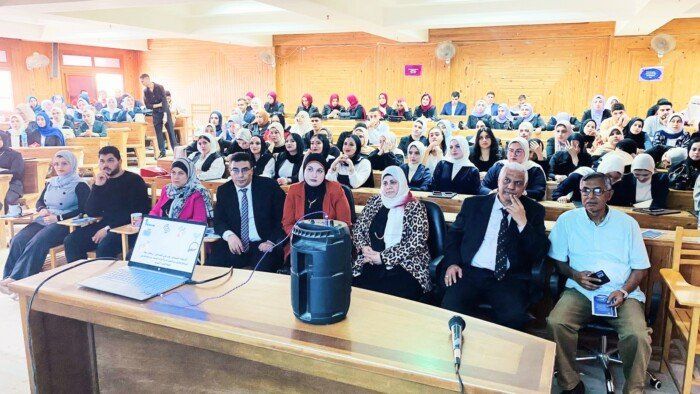 طلاب برنامج اللغة الإنجليزية المتميز بآداب كفر الشيخ يبدعون في مشاريع تخرج مبتكرة
