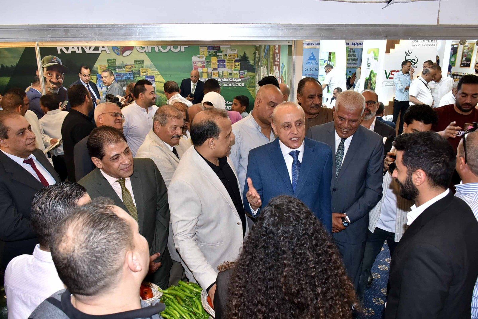 محافظ الأقصر يشهد فعاليات معرض الوادى الزراعي السنوي محافظ الأقصر يشهد فعاليات معرض الوادى الزراعي السنوي