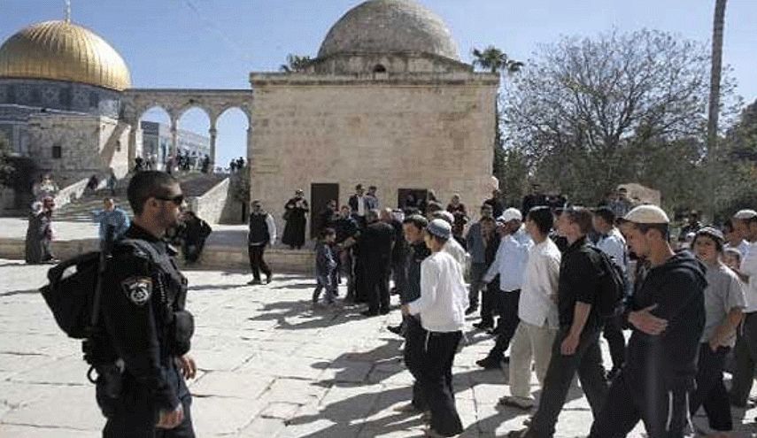 مستوطنون يقتحمون باحات المسجد الأقصى تحت حماية شرطة الاحتلال الإسرائيلي