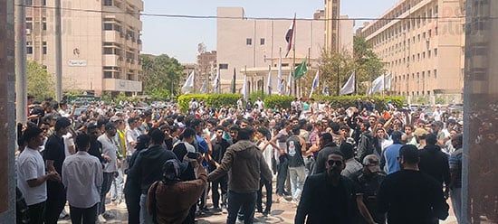 جانب-من-الطلاب-المطالبون-بمحاسبة-المسؤولين-عن-وفاة-زميلتهم جانب-من-الطلاب-المطالبون-بمحاسبة-المسؤولين-عن-وفاة-زميلتهم