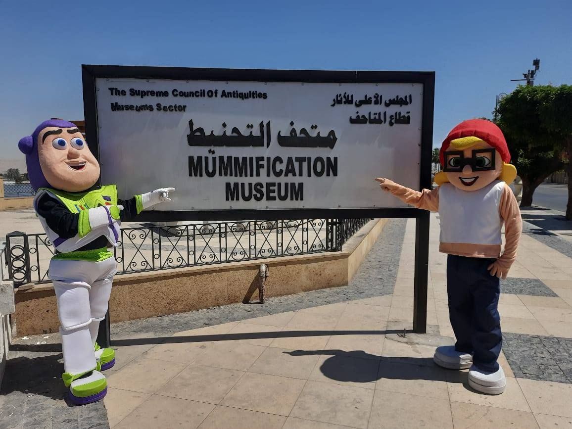 عرائس وبهجة لدعم الأطفال أمام متحف التحنيط عرائس وبهجة لدعم الأطفال أمام متحف التحنيط