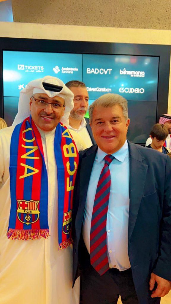 جابر مع رئيس برشلونة لابورتا.
