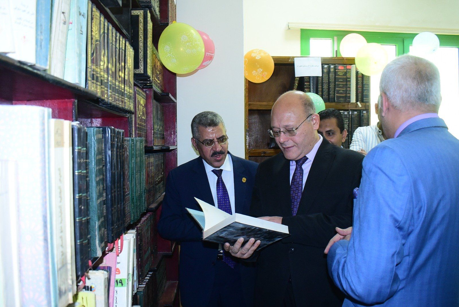 رئيس الجامعة يتصفح بعض الكتب رئيس الجامعة يتصفح بعض الكتب