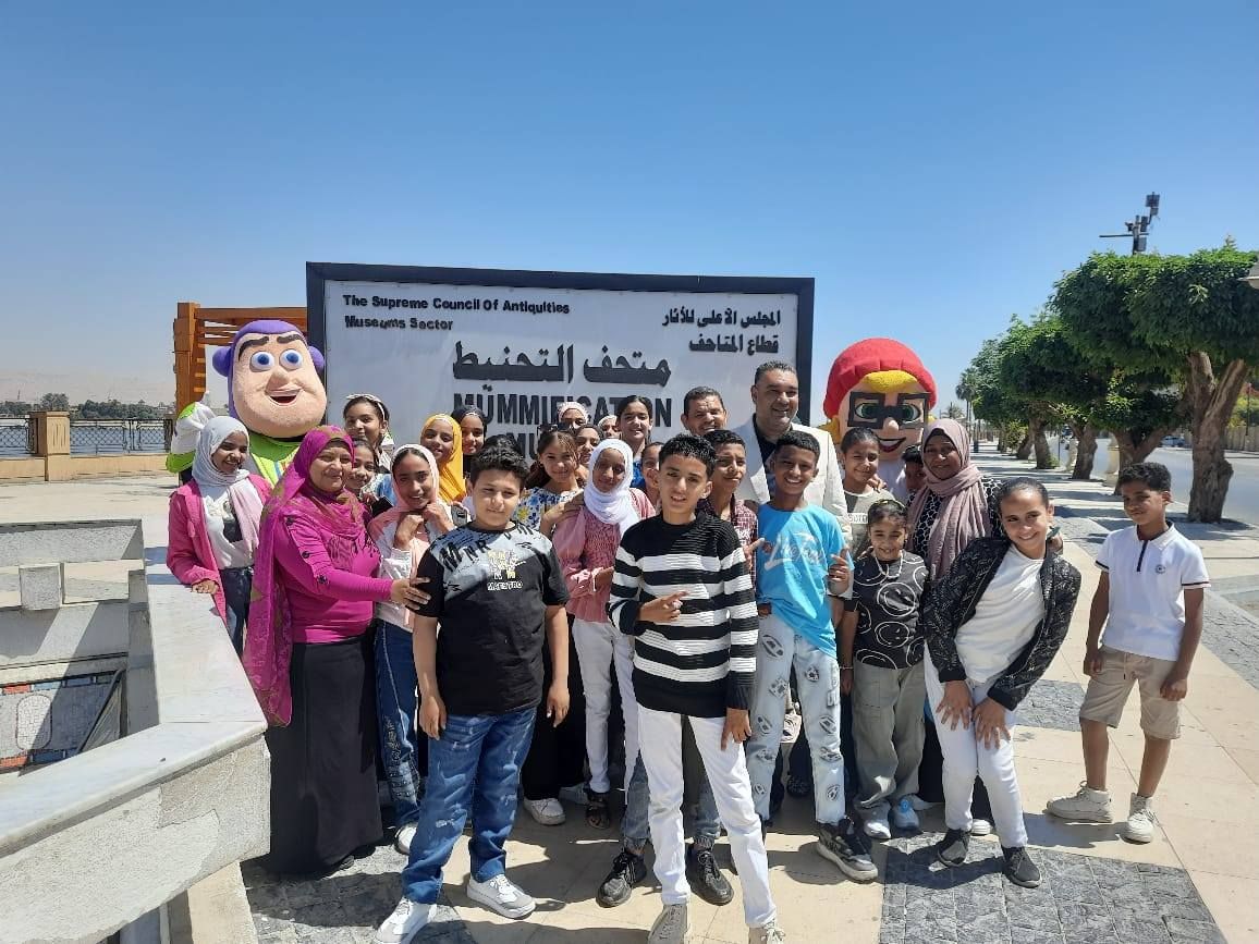 مدير المتحف مع أطفال المدارس فى احتفالية مميزة مدير المتحف مع أطفال المدارس فى احتفالية مميزة