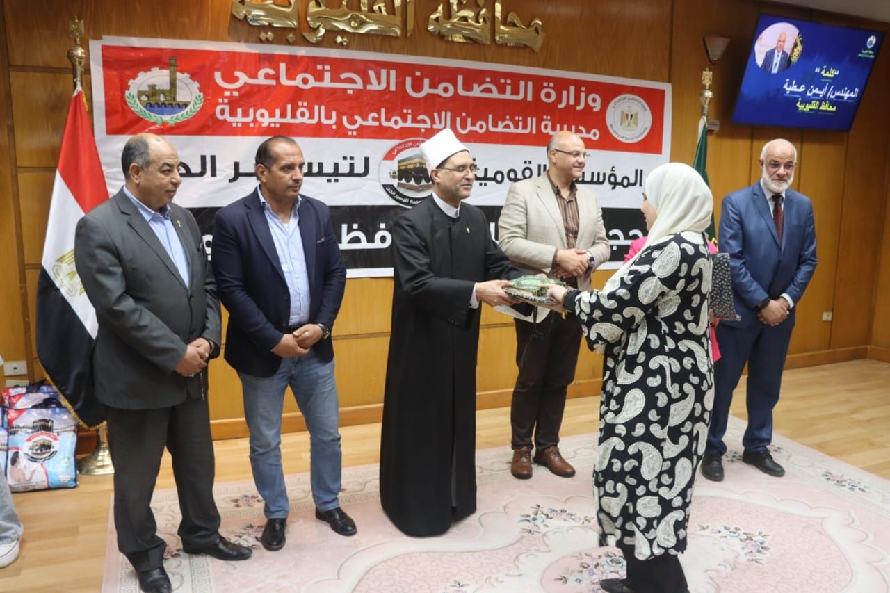 تسليم الحجاج ملابس الإحرام تسليم الحجاج ملابس الإحرام