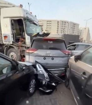 المعمل الجنائي يكشف خسائر حادث تحطم معرض سيارات بالقطامية