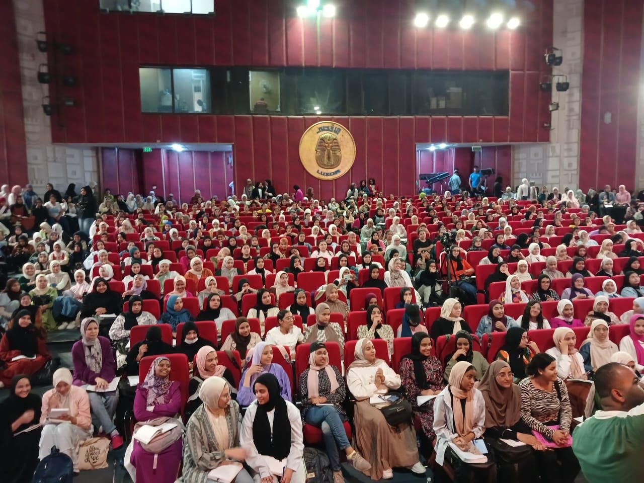إقبال كبير من طلاب الثانوية العامة على محاضرات المراجعة النهائية إقبال كبير من طلاب الثانوية العامة على محاضرات المراجعة النهائية