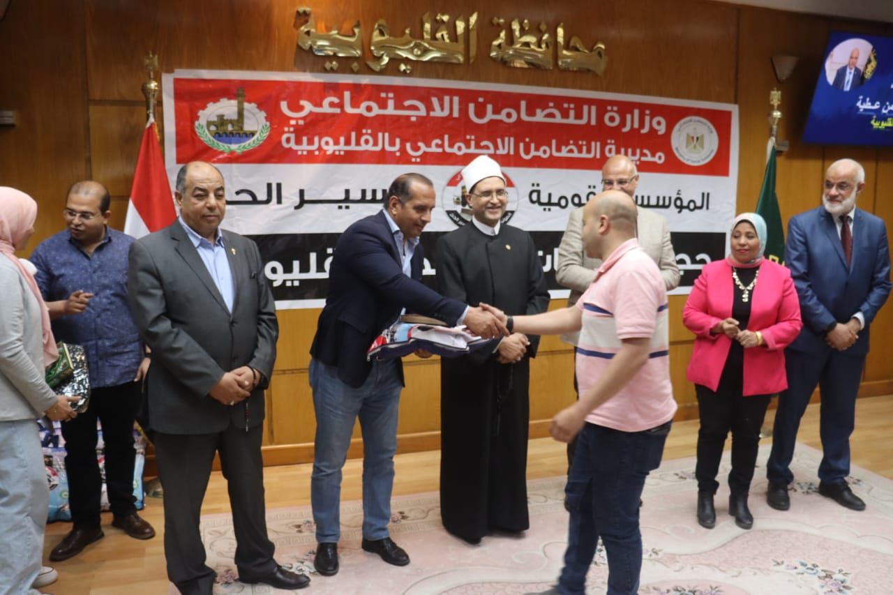 فرحة تسليم ملابس الإحرام فرحة تسليم ملابس الإحرام